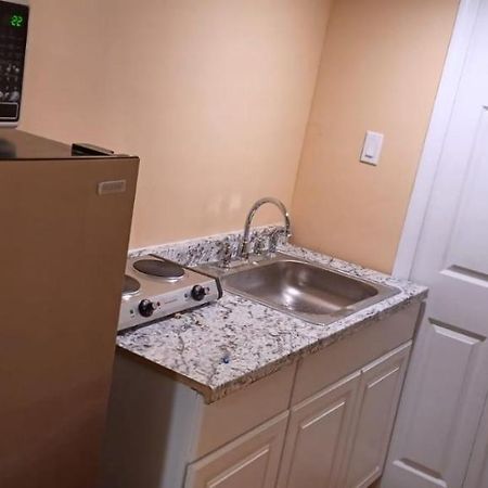 Willoughby Stay Newark Room photo