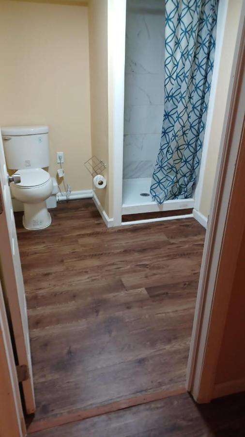 Willoughby Stay Newark Room photo